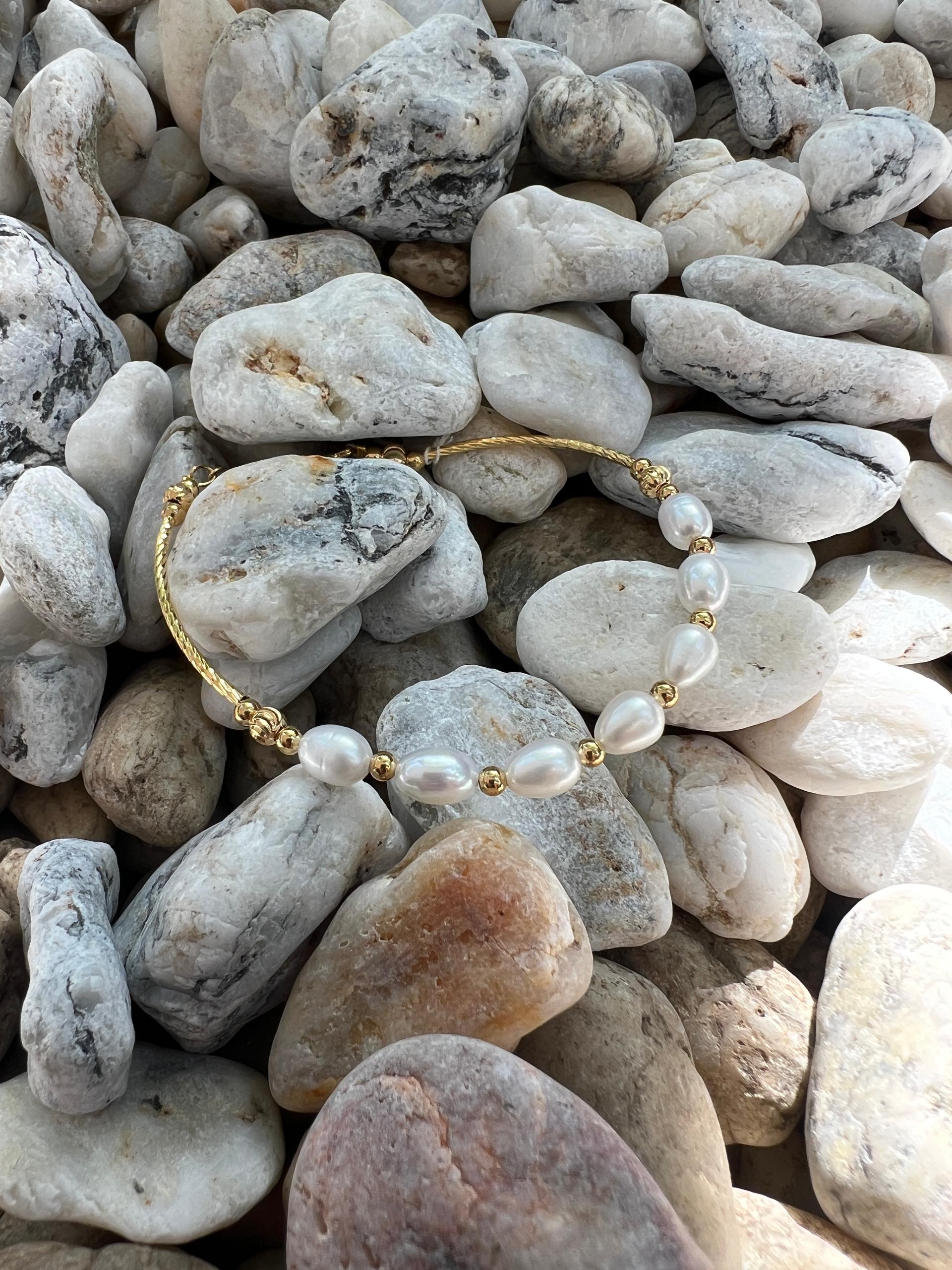 WHITE PEARLS BRACELET